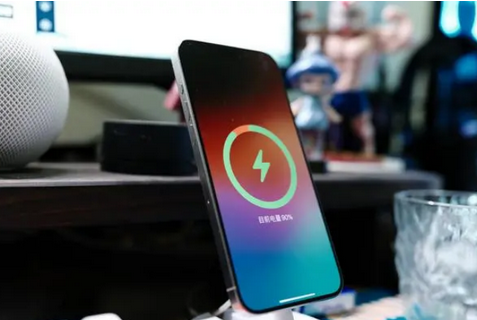 鹤岗苹果15换屏服务分享用什么充电器给iPhone15充电更好 